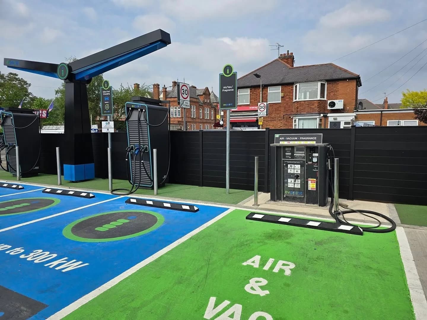 Anthracite aluminium screening around an electric vehicle charging hub