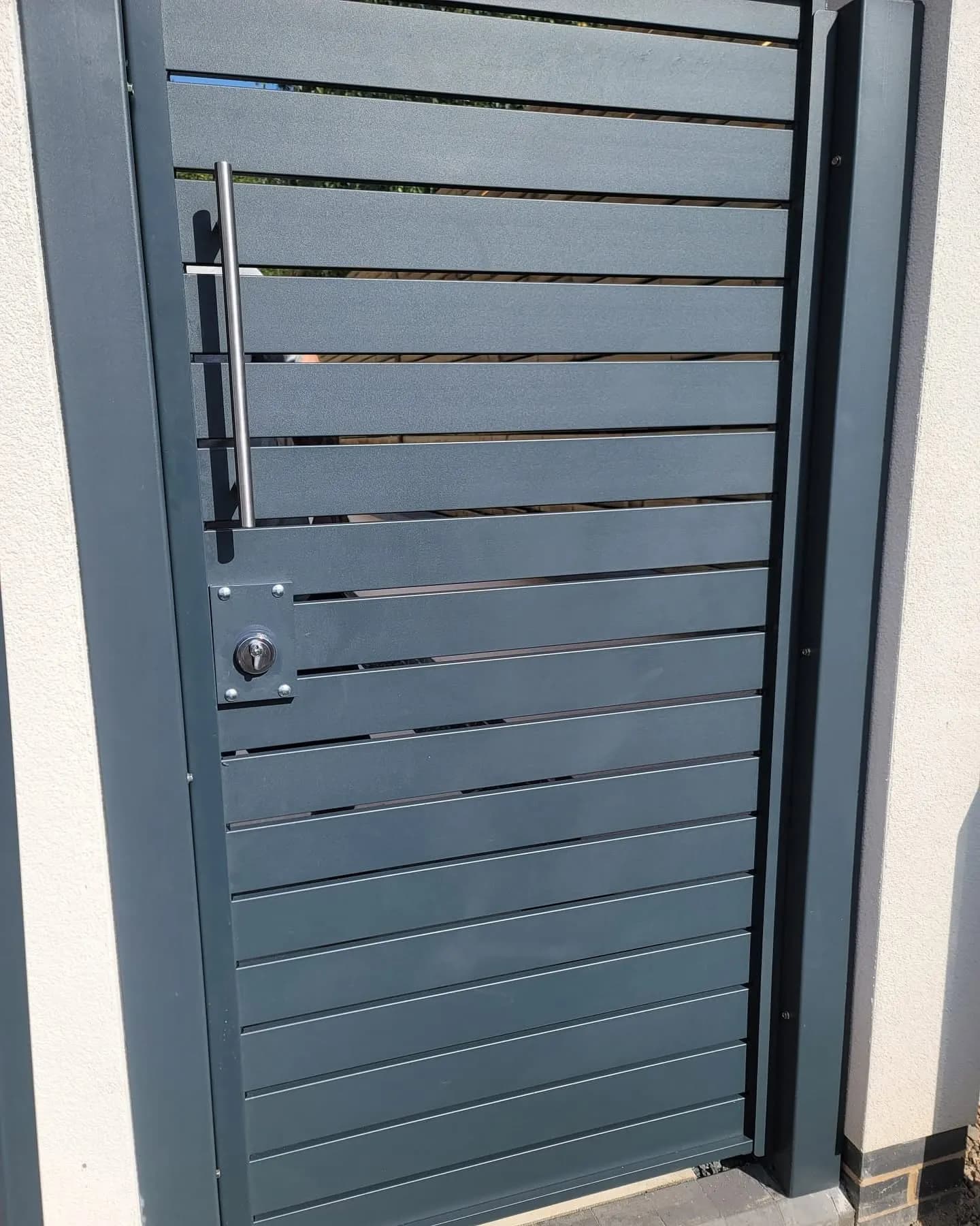 Anthracite slatted aluminium pedestrian gate with a long bar handle